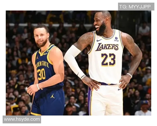 足球明星追逐篮球明星的情感故事与运动场上的友谊碰撞 足球明星追逐篮球明星的情感故事与运动场上的友谊碰撞